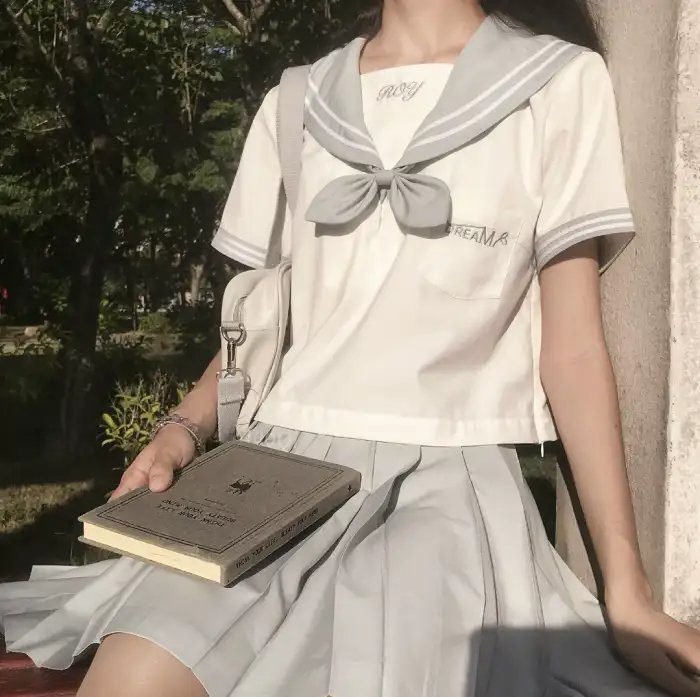 穿书之炮灰变成福星小狼崽